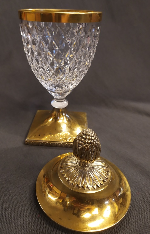 Crystal wine honor cup with lid