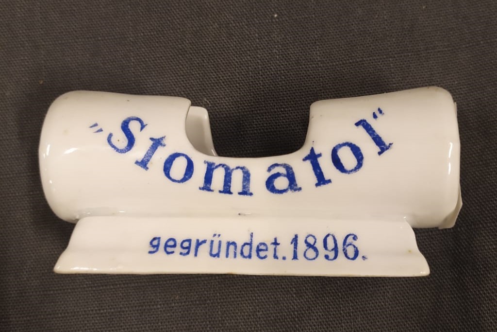 ''Stomatol'' business card holder