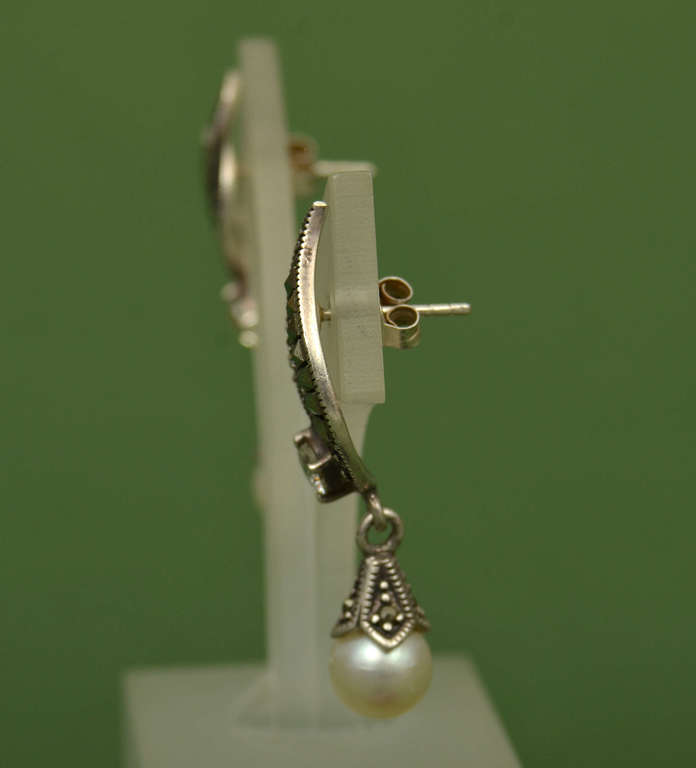 Silver earrings with pearls