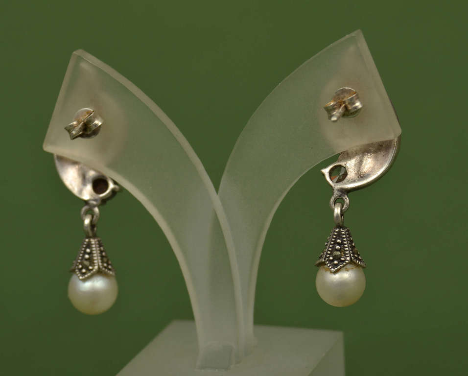 Silver earrings with pearls