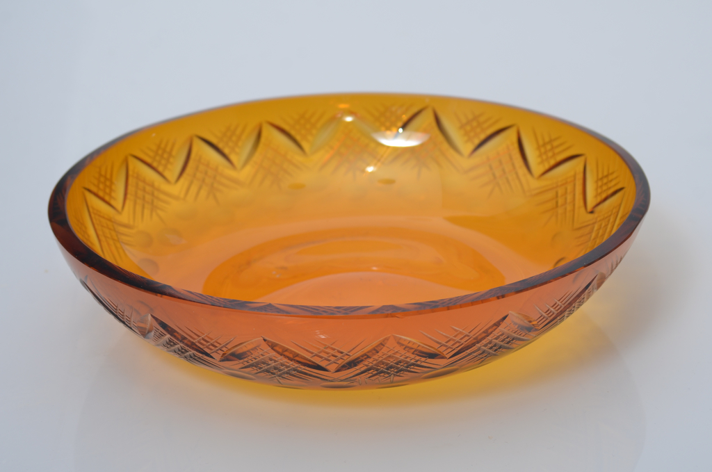 Сервировочная тарелка из стекла янтарного цвета