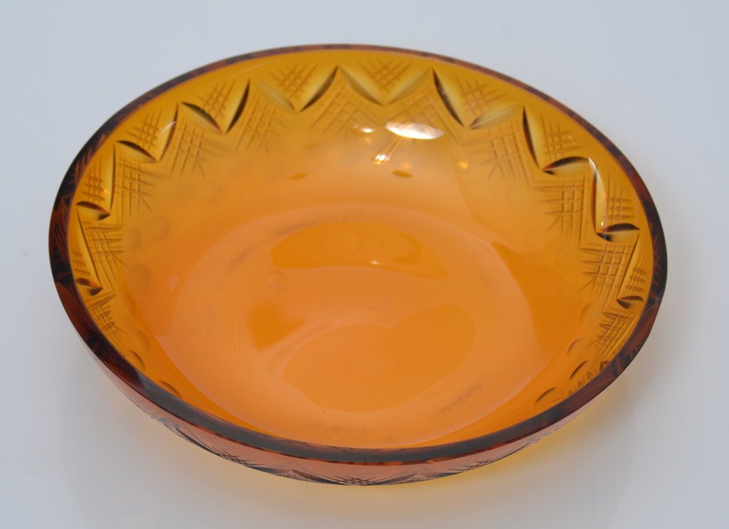 Сервировочная тарелка из стекла янтарного цвета