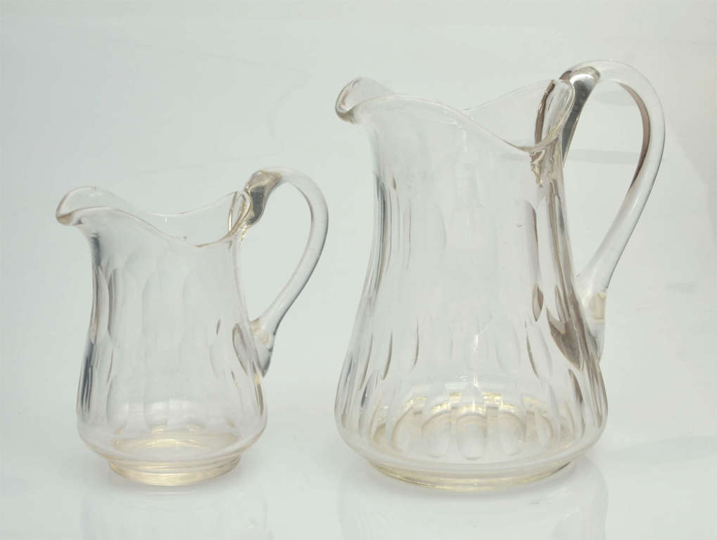 Serving jug set for coffee table