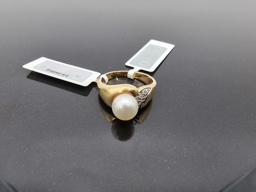 Золотое кольцо с бриллиантами и жемчугом 