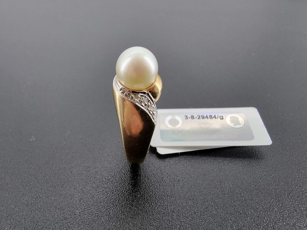 Золотое кольцо с бриллиантами и жемчугом 