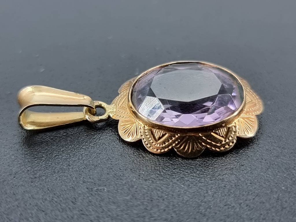 Gold pendant with amethyst 