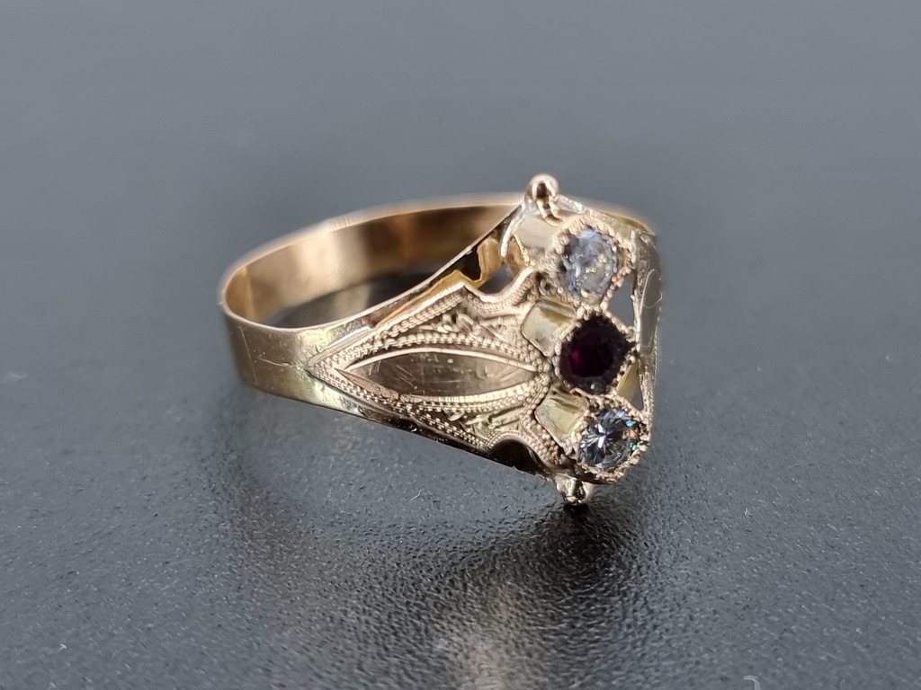 Золотое кольцо с цирконами и рубином 