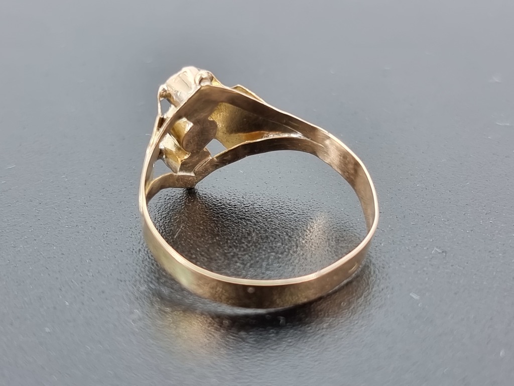 Золотое кольцо с цирконами и рубином 