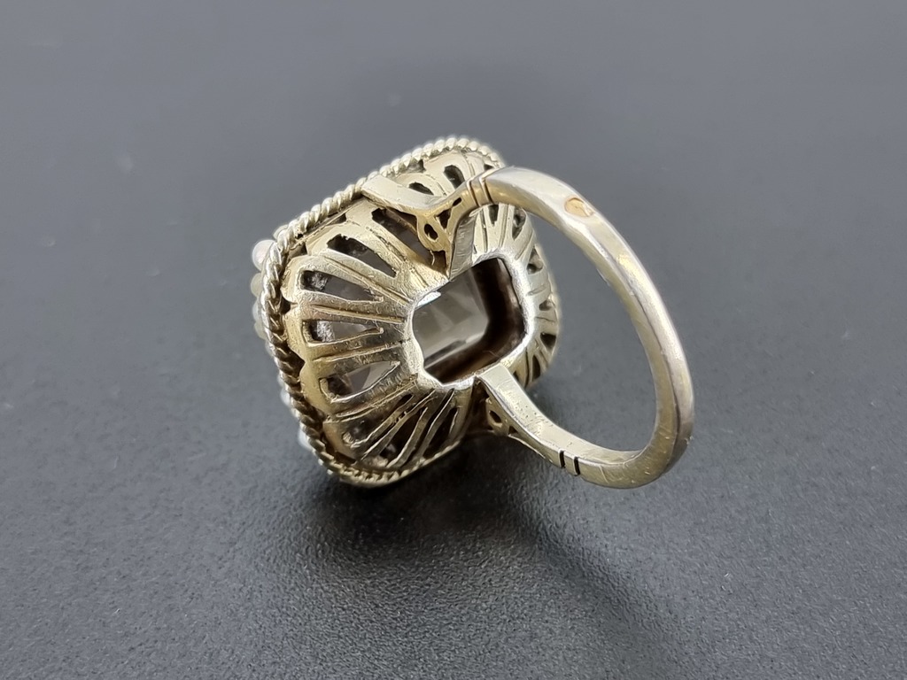 Крупное золотое кольцо с дымчатым топазом и натуральным жемчугом 