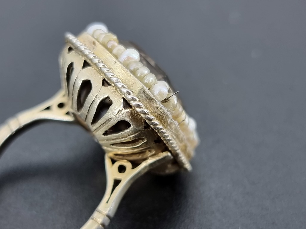 Крупное золотое кольцо с дымчатым топазом и натуральным жемчугом 