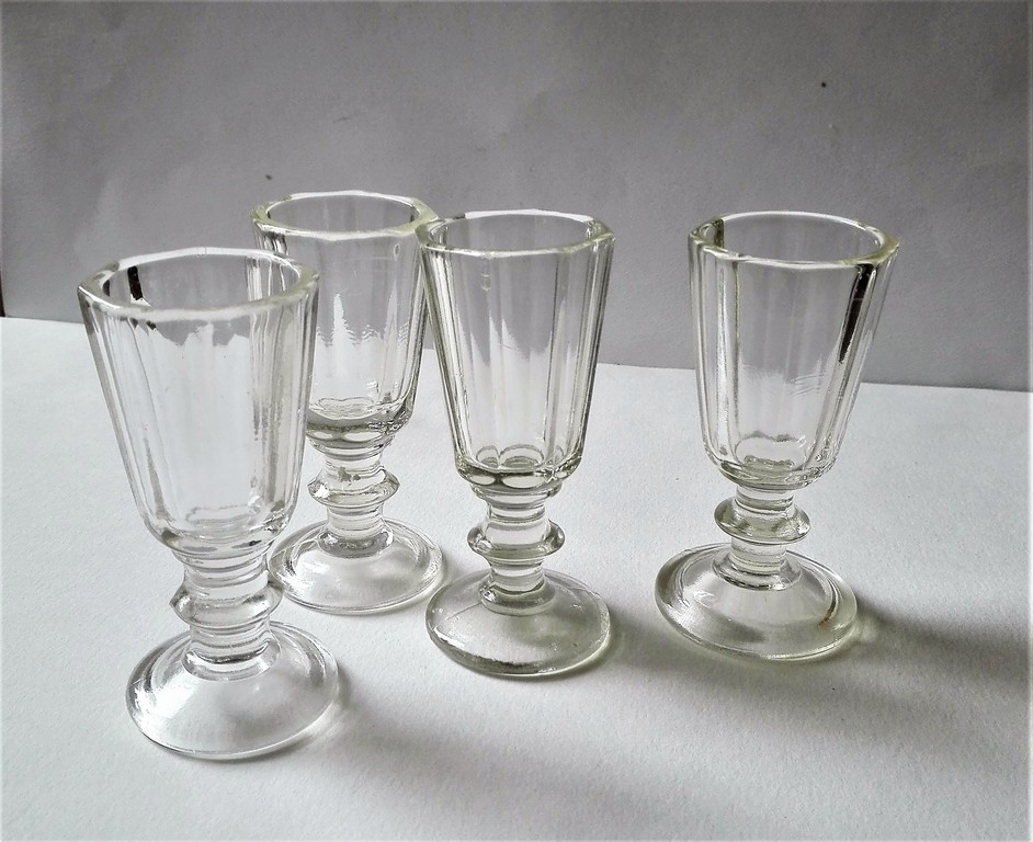 4 glasses of thick glass liqueur