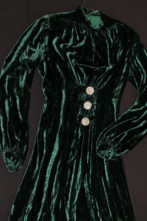Покрытие бархатного платья темно-зеленым