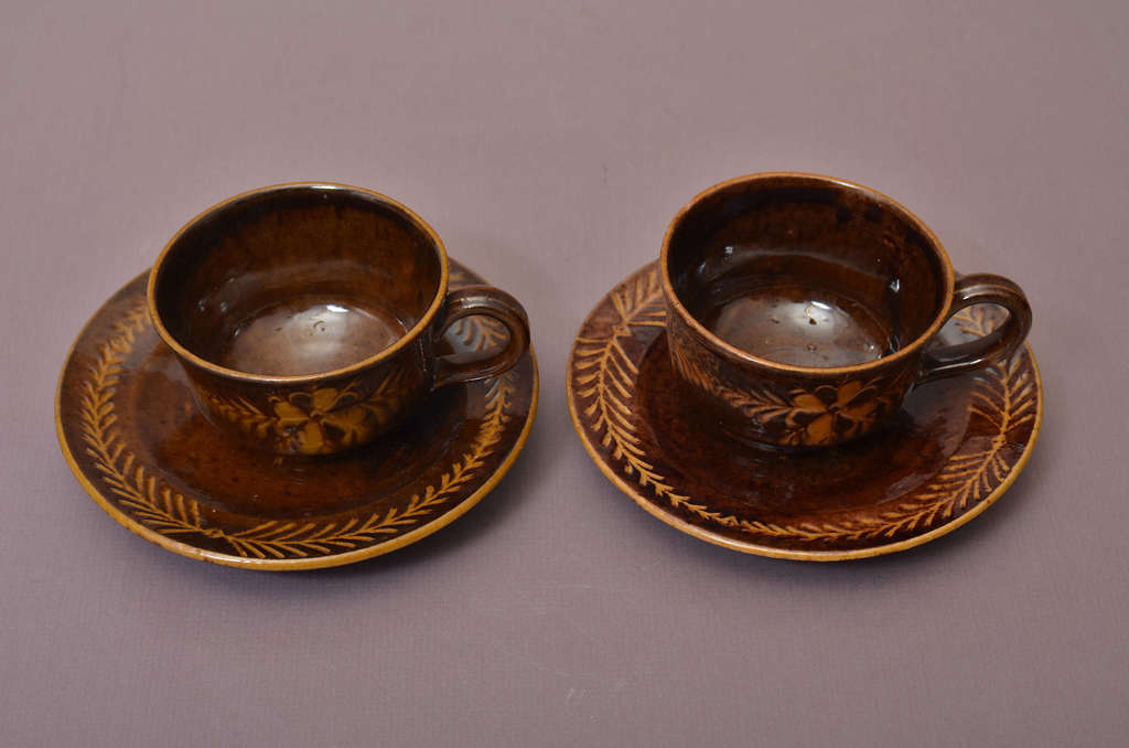 Keramikas tasītes ar apakštasītēm (2 gab.)