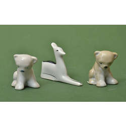 Porcelāna figūras (3 gab.) - divas suņu figūras un viena stirnas figūra 