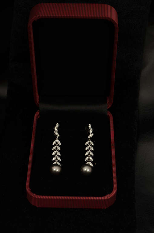 White gold earrings with 68 diamonds and sea pearls