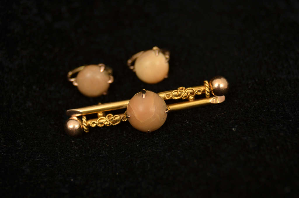 Gold brooch and earrings with coral