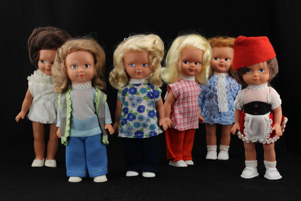 Шесть разных подвижных кукол.