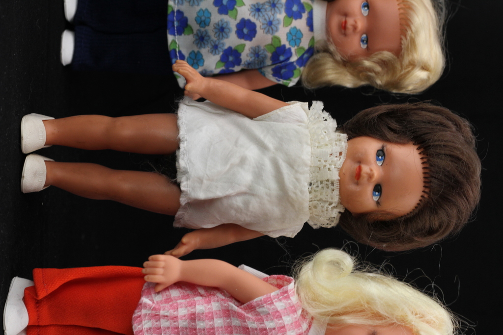 Шесть разных подвижных кукол.