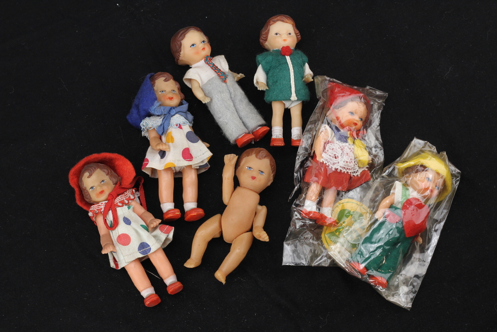 Set of 7 miniature dolls