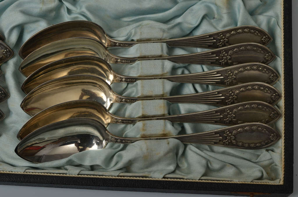 Silver cutlery set for six people (6 forks, 6 knives, 6 soup spoons, 5 teaspoons)