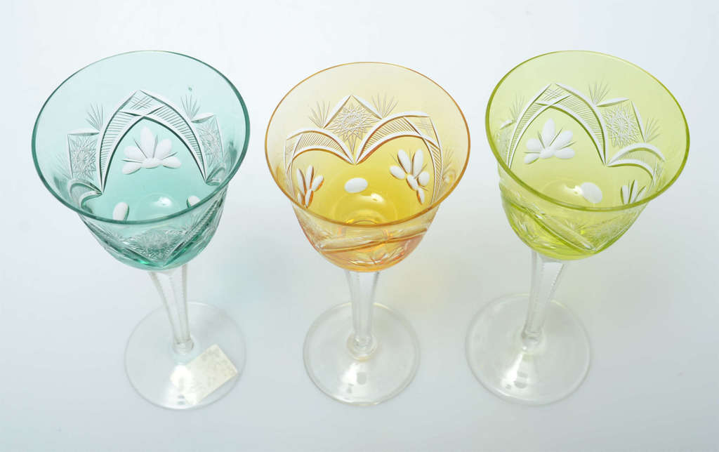 Trīs krāsainas stikla glāzes 