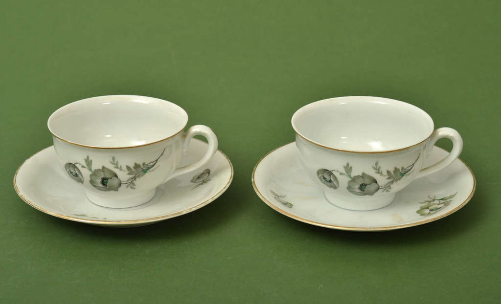 Porcelain cups with saucers (2 pcs.)