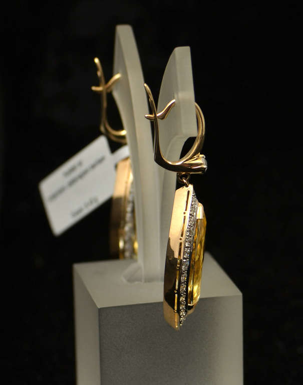 Earrings with diamonds and gold beryllium