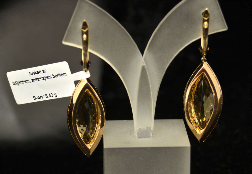 Earrings with diamonds and gold beryllium