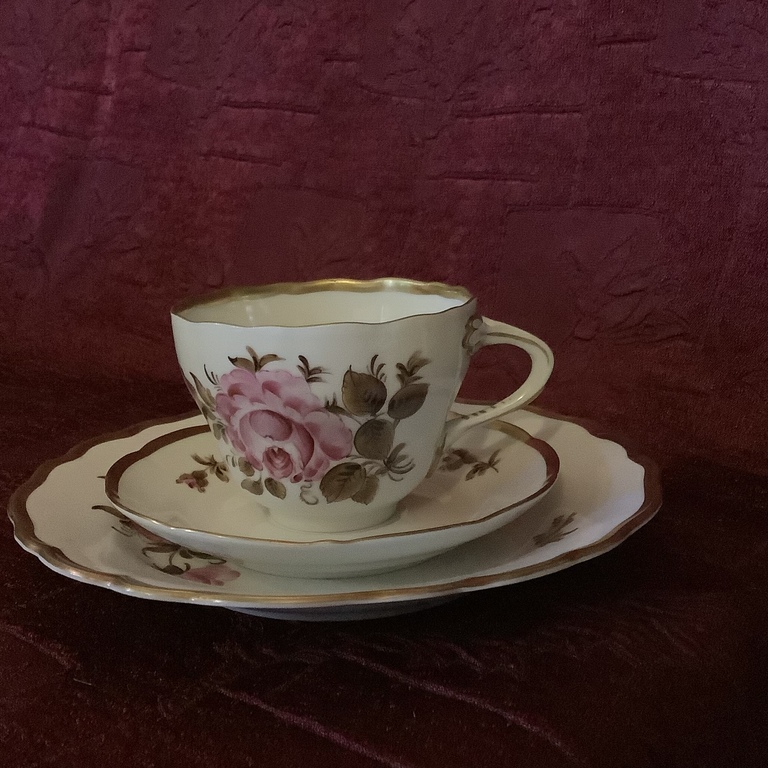 Tea pair and cake plate.Hand-painted.Classic shape ONION.Germany.