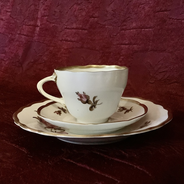 Tea pair and cake plate.Hand-painted.Classic shape ONION.Germany.