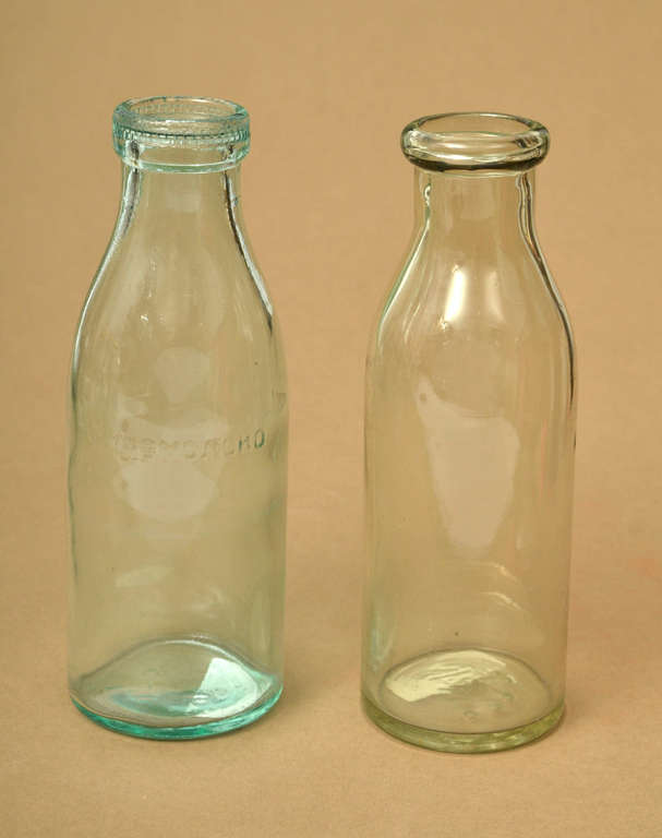Gaiši zaļa stikla pudeles (2 pcs)