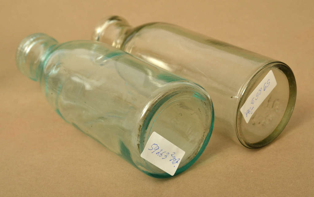 Бутылки из светло-зеленого стекла (2 gab)