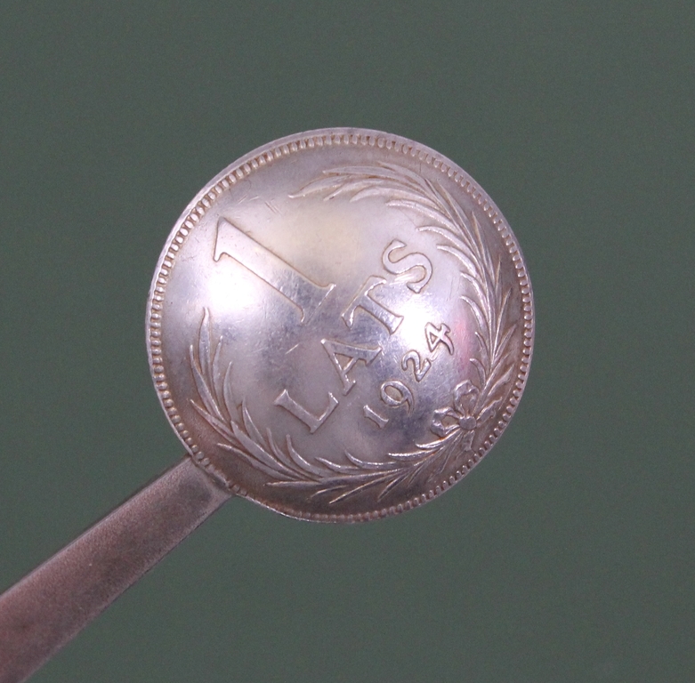 Sudraba karote ar Latvijas viena lata monētu