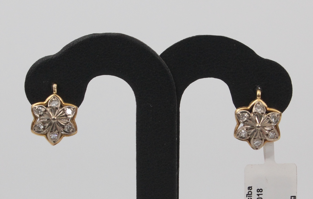 Gold earrings with diamonds