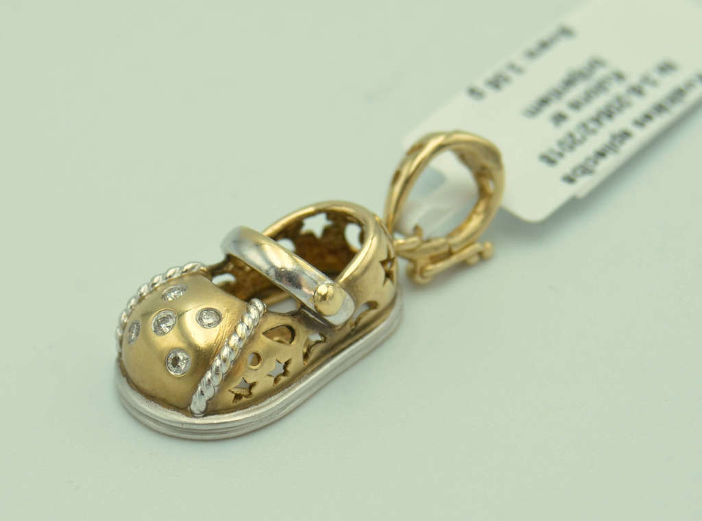 Gold pendant with diamonds