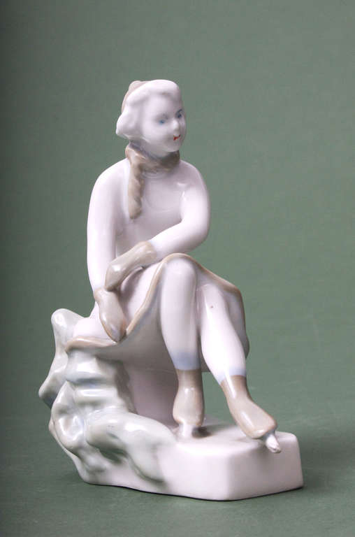 Фарфоровая статуэтка ''Конькобежец''