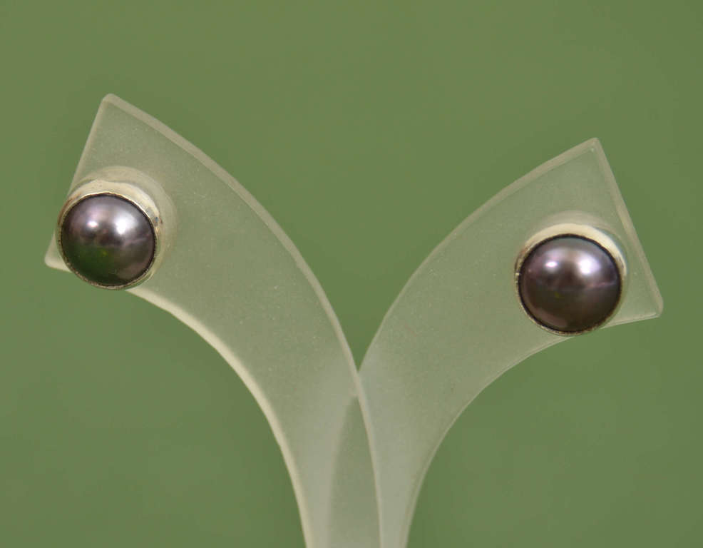 Silver earrings with cultured freshwater pearls