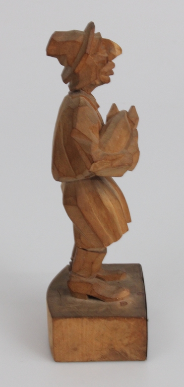 Деревянная фигурка с серебряной пластиной 