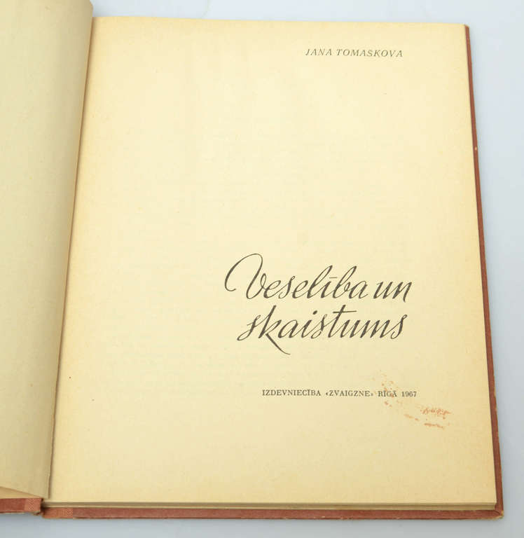 The book ''Veselība un skaistums''