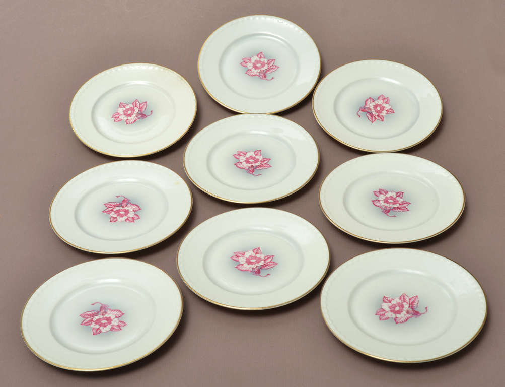 Porcelain plates (9 pcs)