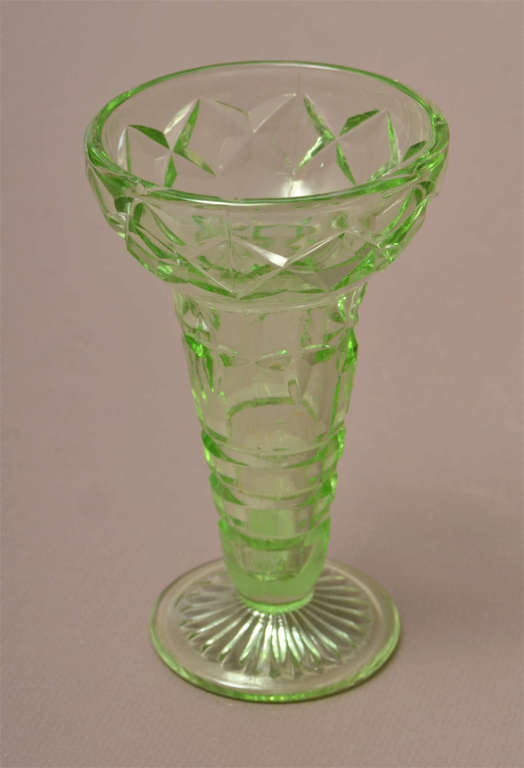 Зеленая стеклянная ваза в стиле арт-деко