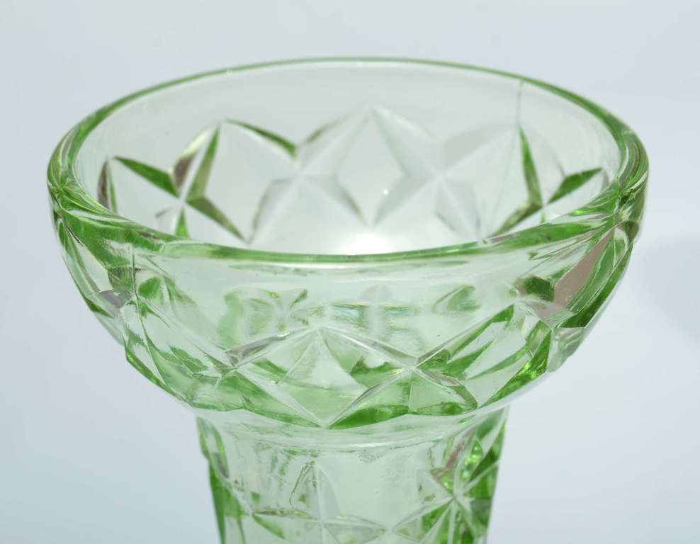 Зеленая стеклянная ваза в стиле арт-деко
