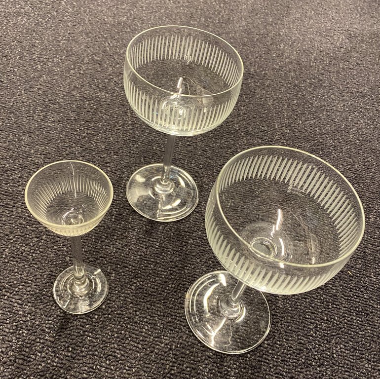 Три стеклянных стакана