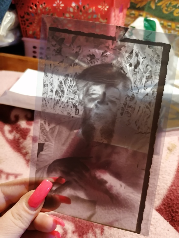 Негативная фотография известной ясновидящей Эйзен Финка в старости