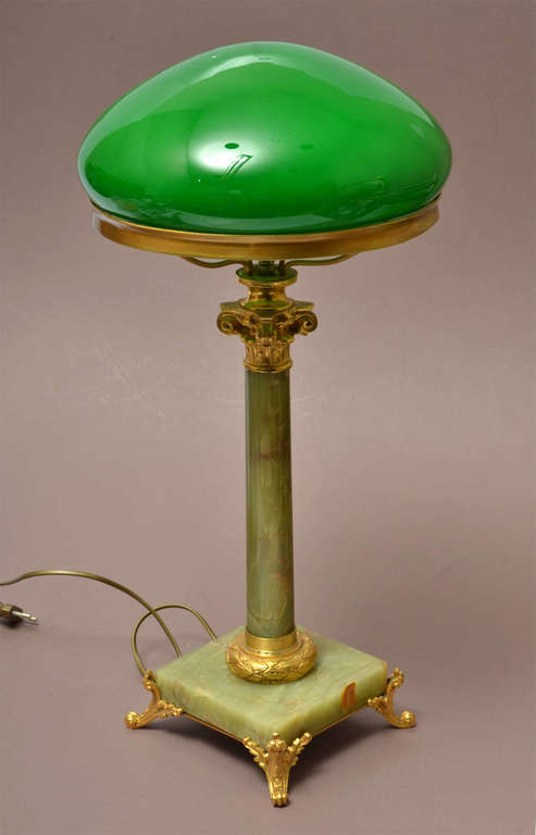 Настольная лампа из мрамора с отделкой из позолоченной бронзы