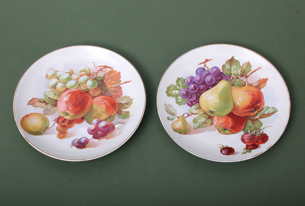 Porcelain plates (2 pcs.)