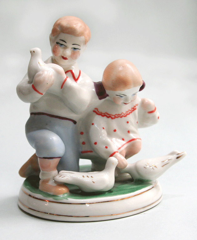 Porcelāna  figūras „Bērni ar baložiem”