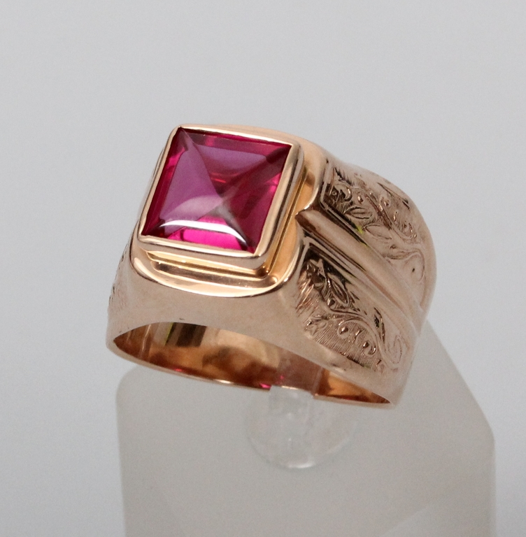 Золотое кольцо с синтетическим камнем