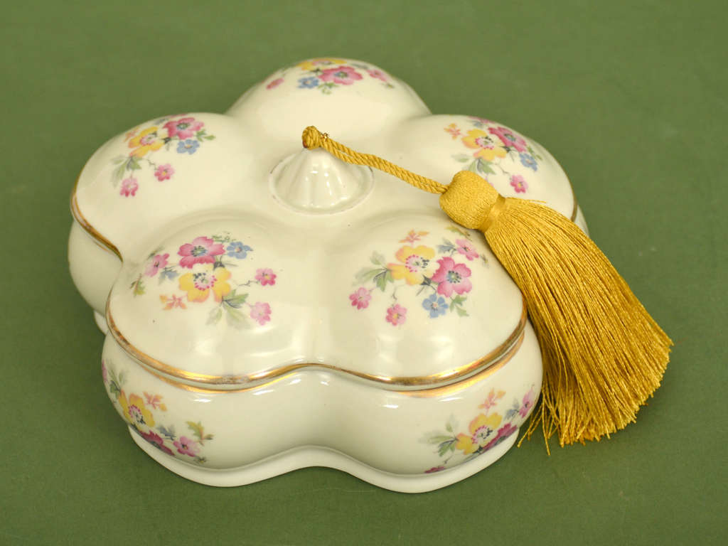 Kuznetsov porcelain box