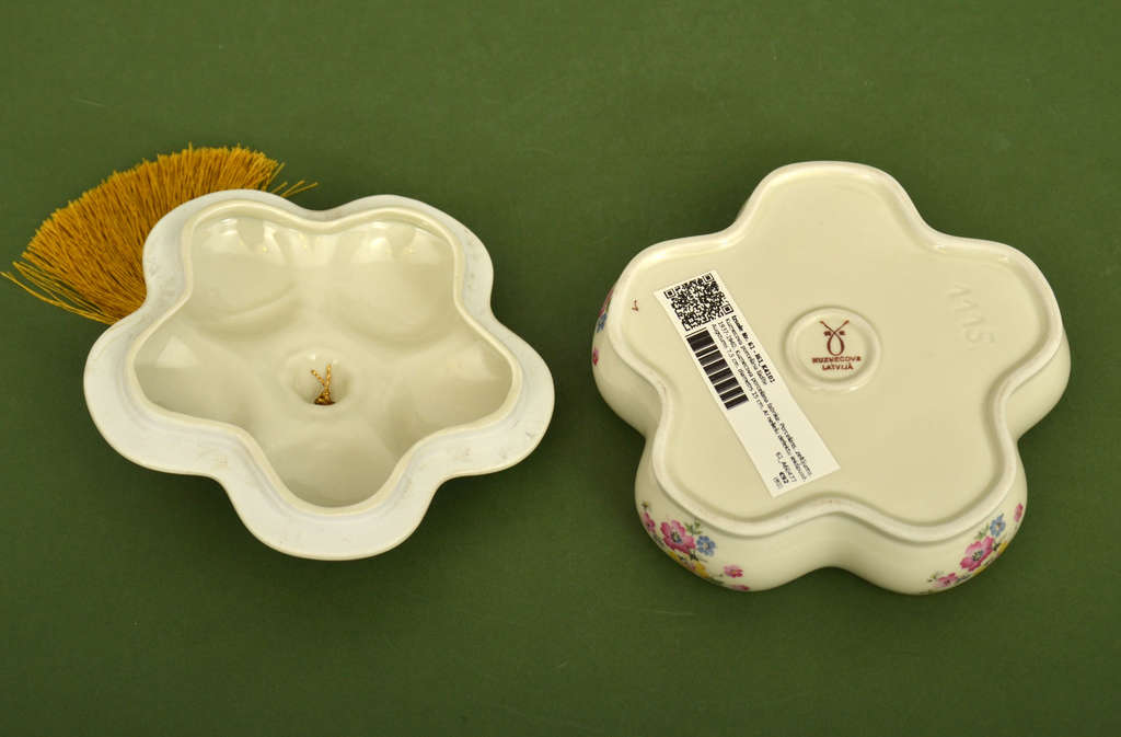 Kuznetsov porcelain box